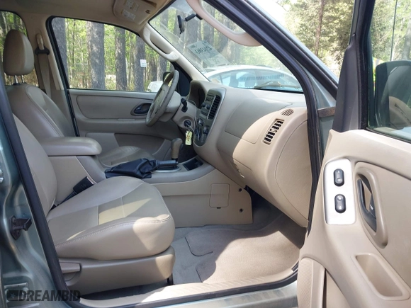 2005 Ford Escape XLT with VIN 1FMYU93105DA09261, listed as a IAAI auction lot 42043063 with 92,203 mi miles. Bid and sale history available at carsss.com. Image 5.