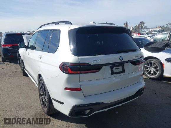 2024 BMW X7 xDrive40i z VIN 5UX23EM08R9U61655, wystawiony jako IAAI lot #41657934 z przebiegiem 12 810 mil mil oraz . Historia ofert i sprzedaży dostępna na DreamBid. Obrazek 3.