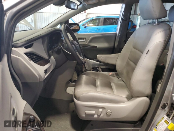 2018 Toyota Sienna XLE z VIN 5TDDZ3DC1JS190712, wystawiony jako Copart lot #62282255 z przebiegiem 63 438 mil mil oraz Szkoda całkowita • Salvage title. Historia ofert i sprzedaży dostępna na DreamBid. Obrazek 7.