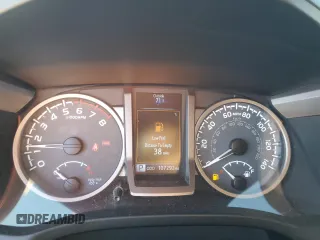 2017 Toyota Tacoma SR z VIN 5TFAX5GNXHX074690, wystawiony jako Copart lot #56672165 z przebiegiem 107 292 mil mil oraz Szkoda całkowita • Salvage title. Historia ofert i sprzedaży dostępna na DreamBid. Obrazek 9.