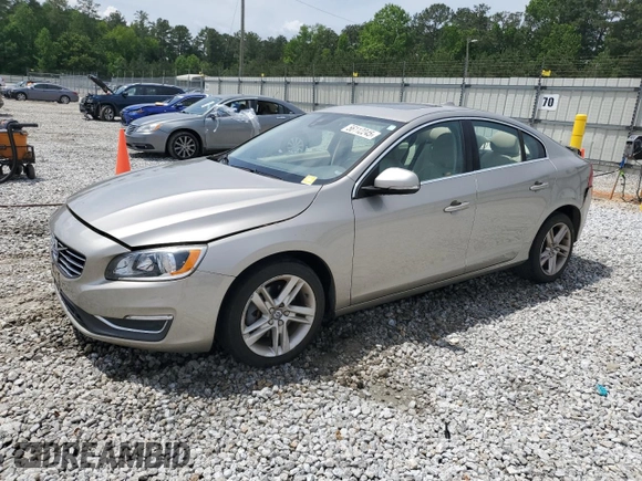 2015 Volvo S60 T5 Drive-E Premier z VIN YV140MFK2F1362846, wystawiony jako Copart lot #56112245 z przebiegiem 39 267 mil mil oraz Szkoda całkowita • Salvage title. Historia ofert i sprzedaży dostępna na DreamBid. Obrazek 1.