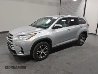 2019 Toyota Highlander LE z VIN 5TDBZRFH9KS945111, wystawiony jako Copart lot #53476695 z przebiegiem 179 412 mil mil oraz Czysty tytuł • Clean title. Historia ofert i sprzedaży dostępna na DreamBid. Obrazek 1.