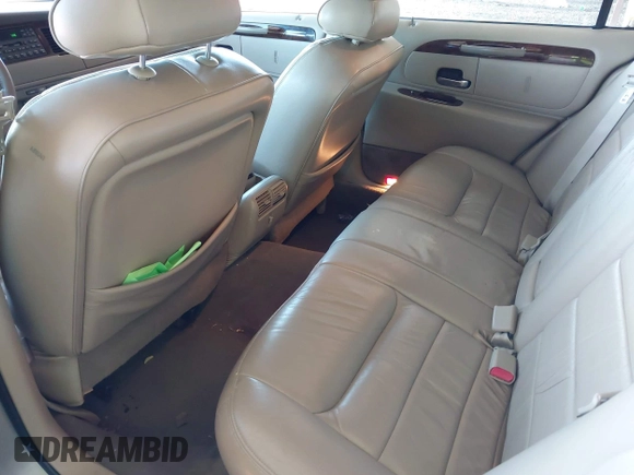 2000 Lincoln Town Car Signature z VIN 1LNHM82W1YY869805, wystawiony jako IAAI lot #42051938 z przebiegiem 125 940 mil mil oraz . Historia ofert i sprzedaży dostępna na DreamBid. Obrazek 8.