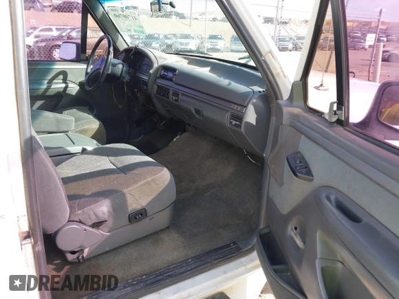 1993 Ford F-150 z VIN 1FTEX14H5PKA70504, wystawiony jako IAAI lot #41700760 z przebiegiem 208 794 mil mil oraz . Historia ofert i sprzedaży dostępna na DreamBid. Obrazek 5.