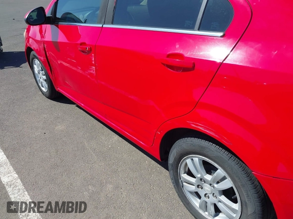 2014 Chevrolet Sonic LT z VIN 1G1JC5SHXE4203739, wystawiony jako IAAI lot #42030758 z przebiegiem 112 438 mil mil oraz . Historia ofert i sprzedaży dostępna na DreamBid. Obrazek 12.