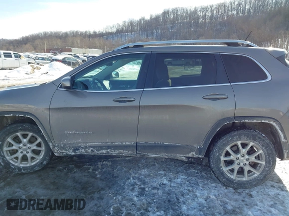 2018 Jeep Cherokee Latitude z VIN 1C4PJMCX2JD570426, wystawiony jako IAAI lot #41394183 z przebiegiem 182 419 mil mil oraz . Historia ofert i sprzedaży dostępna na DreamBid. Obrazek 14.