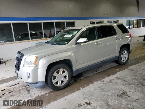 2015 GMC Terrain SLE z VIN 2GKALMEK8F6166008, wystawiony jako Copart lot #59155895 z przebiegiem 142 046 mil mil oraz Czysty tytuł • Clean title. Historia ofert i sprzedaży dostępna na DreamBid. Obrazek 1.