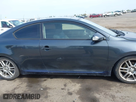 2005 Scion tC z VIN JTKDE167750027919, wystawiony jako IAAI lot #42047588 z przebiegiem 132 831 mil mil oraz . Historia ofert i sprzedaży dostępna na DreamBid. Obrazek 14.