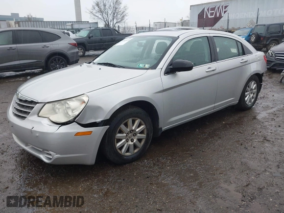 2010 Chrysler Sebring Touring z VIN 1C3CC4FB5AN128652, wystawiony jako IAAI lot #41863619 z przebiegiem 123 698 mil mil oraz . Historia ofert i sprzedaży dostępna na DreamBid. Obrazek 2.