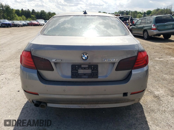 2013 BMW 5 Series 528i xDrive z VIN WBAXH5C52DD114878, wystawiony jako Copart lot #55486725 z przebiegiem 138 863 mil mil oraz Czysty tytuł • Clean title. Historia ofert i sprzedaży dostępna na DreamBid. Obrazek 6.