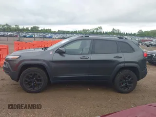 2016 Jeep Cherokee Trailhawk z VIN 1C4PJMBS7GW372623, wystawiony jako IAAI lot #42336107 z przebiegiem 231 887 mil mil oraz . Historia ofert i sprzedaży dostępna na DreamBid. Obrazek 14.