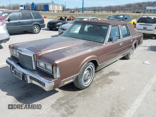 1988 Lincoln Town Car z VIN 1LNBM82F1JY730690, wystawiony jako IAAI lot #41749629 z przebiegiem 96 559 mil mil oraz . Historia ofert i sprzedaży dostępna na DreamBid. Obrazek 2.
