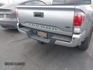 2020 Toyota Tacoma SR5 z VIN 3TMCZ5AN6LM288974, wystawiony jako IAAI lot #42185181 z przebiegiem 94 759 mil mil oraz . Historia ofert i sprzedaży dostępna na DreamBid. Obrazek 16.