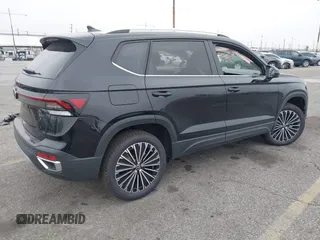 2025 Volkswagen Taos z VIN 3VVSC7B22SM011056, wystawiony jako IAAI lot #41889662 z przebiegiem 75 mil mil oraz . Historia ofert i sprzedaży dostępna na DreamBid. Obrazek 4.