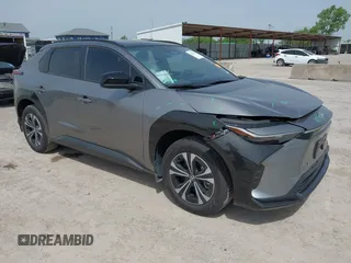 2024 Toyota bZ4X XLE z VIN JTMAAAAA9RA051518, wystawiony jako IAAI lot #42258363 z przebiegiem 2 866 mil mil oraz . Historia ofert i sprzedaży dostępna na DreamBid. Obrazek 1.