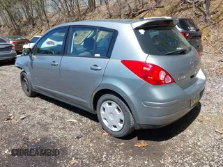 2009 Nissan Versa S z VIN 3N1BC13E19L455441, wystawiony jako IAAI lot #42148367 z przebiegiem 106 182 mil mil oraz . Historia ofert i sprzedaży dostępna na DreamBid. Obrazek 3.