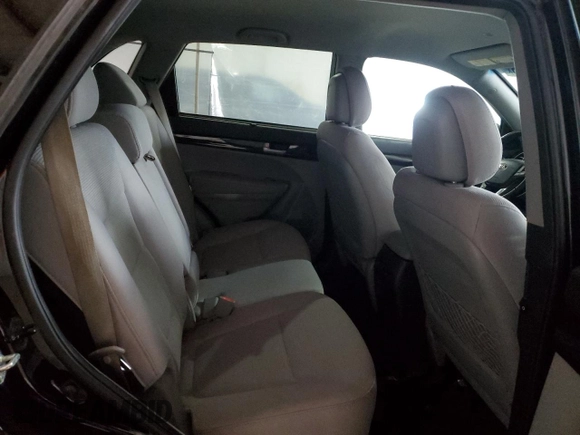 2015 Kia Sorento LX z VIN 5XYKTCA69FG593865, wystawiony jako Copart lot #49466205 z przebiegiem 128 270 mil mil oraz Szkoda całkowita • Salvage title. Historia ofert i sprzedaży dostępna na DreamBid. Obrazek 11.