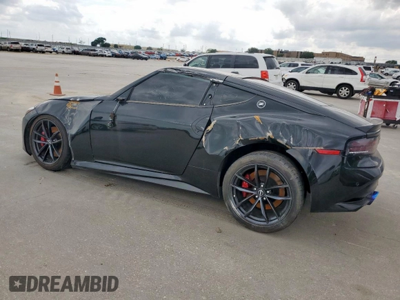 2024 Nissan Z Performance z VIN JN1BZ4BH7RM364076, wystawiony jako Copart lot #55272545 z przebiegiem 21 105 mil mil oraz Czysty tytuł • Clean title. Historia ofert i sprzedaży dostępna na DreamBid. Obrazek 2.