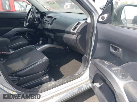 2008 Mitsubishi Outlander SE z VIN JA4LT31W28Z012886, wystawiony jako IAAI lot #41867742 z przebiegiem 207 481 mil mil oraz . Historia ofert i sprzedaży dostępna na DreamBid. Obrazek 5.