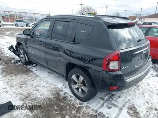 2017 Jeep Compass Latitude z VIN 1C4NJDEB9HD129184, wystawiony jako IAAI lot #41441314 z przebiegiem 45 764 mil mil oraz . Historia ofert i sprzedaży dostępna na DreamBid. Obrazek 3.