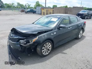 2016 Kia Optima EX z VIN 5XXGU4L34GG010877, wystawiony jako IAAI lot #42398843 z przebiegiem 157 102 mil mil oraz . Historia ofert i sprzedaży dostępna na DreamBid. Obrazek 2.