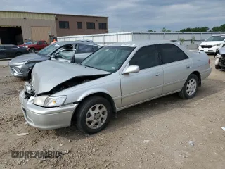 2000 Toyota Camry LE z VIN 4T1BF22K1YU109844, wystawiony jako Copart lot #56031265 z przebiegiem 88 174 mil mil oraz Szkoda całkowita • Salvage title. Historia ofert i sprzedaży dostępna na DreamBid. Obrazek 1.