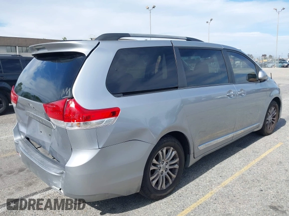 2012 Toyota Sienna XLE AAS z VIN 5TDYK3DCXCS278442, wystawiony jako IAAI lot #42228620 z przebiegiem 128 748 mil mil oraz . Historia ofert i sprzedaży dostępna na DreamBid. Obrazek 4.