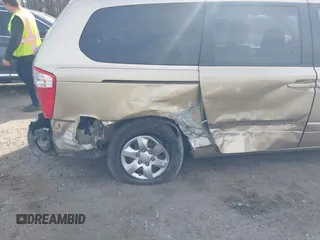 2009 Kia Sedona LX with VIN KNDMB233X96271235, listed as a IAAI auction lot 41681472 with 108,278 mi miles. Bid and sale history available at carsss.com. Image 6.