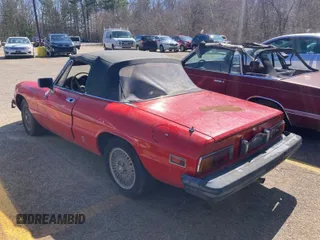 1981 Alfa Romeo Spider Veloce z VIN ZARBA5410B1012836, wystawiony jako IAAI lot #42364544 z przebiegiem Nie podano mil oraz . Historia ofert i sprzedaży dostępna na DreamBid. Obrazek 3.