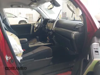2024 Toyota 4Runner SR5 z VIN JTEMU5JR1R6227607, wystawiony jako IAAI lot #42335792 z przebiegiem 23 646 mil mil oraz . Historia ofert i sprzedaży dostępna na DreamBid. Obrazek 5.