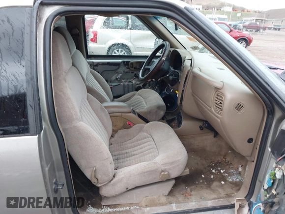 2000 Chevrolet Blazer LS z VIN 1GNCT18W7YK252323, wystawiony jako IAAI lot #41842766 z przebiegiem 149 462 mil mil oraz . Historia ofert i sprzedaży dostępna na DreamBid. Obrazek 5.