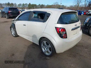 2015 Chevrolet Sonic LTZ z VIN 1G1JE6SB6F4145044, wystawiony jako IAAI lot #41579406 z przebiegiem 52 302 mil mil oraz . Historia ofert i sprzedaży dostępna na DreamBid. Obrazek 3.