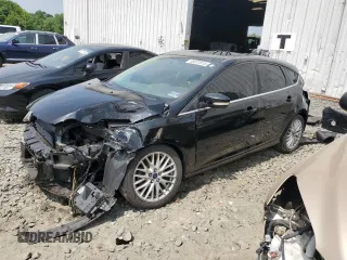 2014 Ford Focus Titanium z VIN 1FADP3N29EL368861, wystawiony jako Copart lot #59237515 z przebiegiem 98 574 mil mil oraz Szkoda całkowita • Salvage title. Historia ofert i sprzedaży dostępna na DreamBid. Obrazek 1.