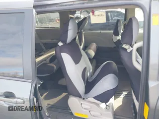 2013 Toyota Sienna LE AAS z VIN 5TDKK3DC9DS334815, wystawiony jako IAAI lot #41589497 z przebiegiem 223 674 mil mil oraz . Historia ofert i sprzedaży dostępna na DreamBid. Obrazek 8.