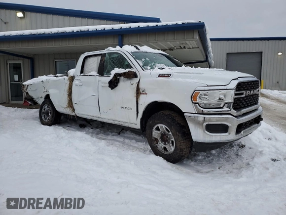 2022 Ram 2500 Big Horn z VIN 3C6UR5JL4NG239154, wystawiony jako Copart lot #88372095 z przebiegiem 107 279 mil mil oraz Szkoda całkowita • Salvage title. Historia ofert i sprzedaży dostępna na DreamBid. Obrazek 4.