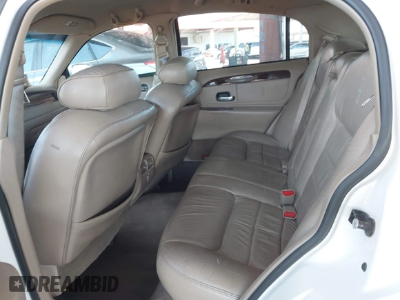 2000 Lincoln Town Car Signature with VIN 1LNHM82W1YY916055, listed as a IAAI auction lot 42488210 with 189,149 mi miles and . Bid and sale history available at DreamBid. Image 8.