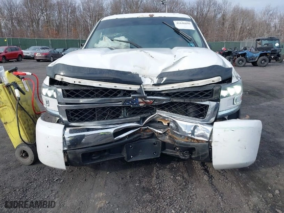 2010 Chevrolet Silverado 1500 LT with VIN 3GCRKSE30AG220347, listed as a IAAI auction lot 41646699 with 142,453 mi miles. Bid and sale history available at carsss.com. Image 6.