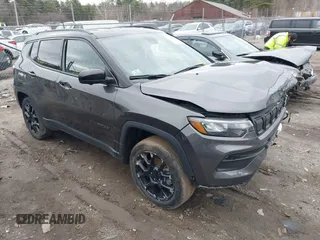 2022 Jeep Compass Latitude with VIN 3C4NJDBB2NT208884, listed as a IAAI auction lot 41863083 with 28,029 mi miles and . Bid and sale history available at carsss.com. Image 1.