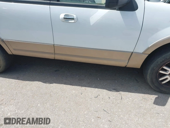 2014 Ford Expedition XLT z VIN 1FMJU1H56EEF25651, wystawiony jako IAAI lot #42542059 z przebiegiem 278 016 mil mil oraz . Historia ofert i sprzedaży dostępna na DreamBid. Obrazek 6.