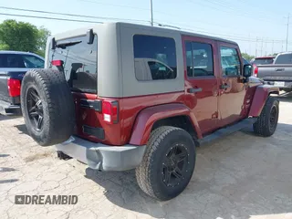 2008 Jeep Wrangler Unlimited Sahara z VIN 1J4GA59168L551896, wystawiony jako IAAI lot #42173185 z przebiegiem 192 394 mil mil oraz . Historia ofert i sprzedaży dostępna na DreamBid. Obrazek 4.