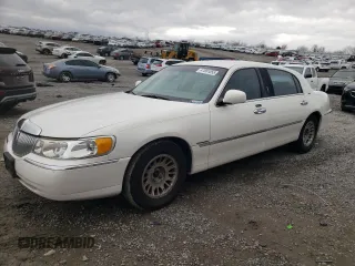 2001 Lincoln Town Car Cartier L z VIN 1LNHM85W11Y610538, wystawiony jako Copart lot #47881055 z przebiegiem 139 032 mil mil oraz Szkoda całkowita • Salvage title. Historia ofert i sprzedaży dostępna na DreamBid. Obrazek 1.
