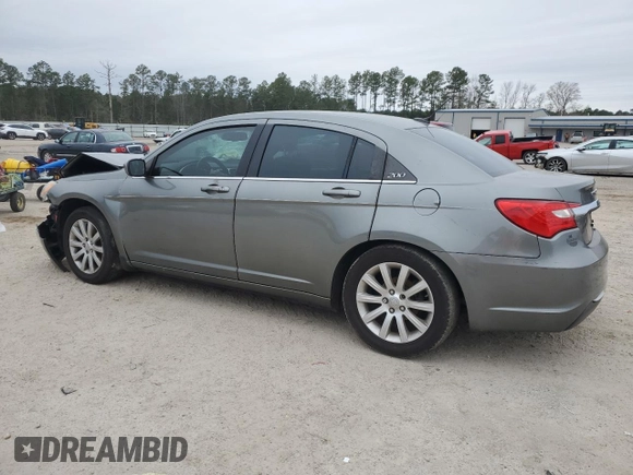 2013 Chrysler 200 Touring z VIN 1C3CCBBB2DN584591, wystawiony jako Copart lot #41503815 z przebiegiem Nie podano mil oraz Szkoda całkowita • Salvage title. Historia ofert i sprzedaży dostępna na DreamBid. Obrazek 2.