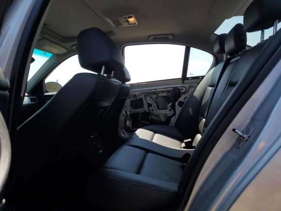 2007 BMW 3 Series 328i с VIN WBAVA33537KX74038, выставлен на аукционе Copart как лот 53875175 с пробегом Не указан миль и Списание • Salvage title. История ставок и продаж доступна на DreamBid. Изображение 11.
