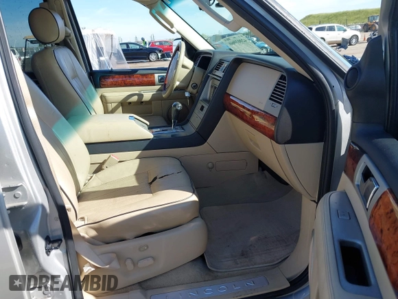2006 Lincoln Navigator Luxury with VIN 5LMFU28516LJ13630, listed as a IAAI auction lot 42003960 with 139,505 mi miles. Bid and sale history available at carsss.com. Image 5.