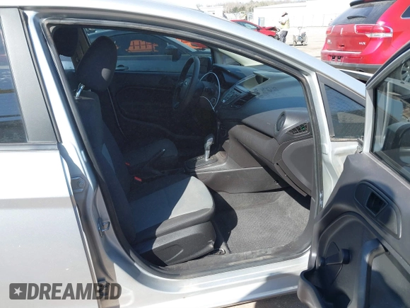 2016 Ford Fiesta S z VIN 3FADP4AJ2GM138776, wystawiony jako IAAI lot #41879870 z przebiegiem 83 769 mil mil oraz . Historia ofert i sprzedaży dostępna na DreamBid. Obrazek 5.