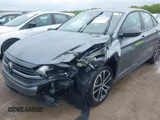 2024 Volkswagen Jetta Sport z VIN 3VWBM7BUXRM034024, wystawiony jako IAAI lot #42242892 z przebiegiem 7 996 mil mil oraz . Historia ofert i sprzedaży dostępna na DreamBid. Obrazek 6.