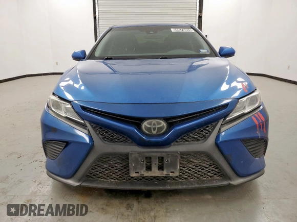 2018 Toyota Camry LE z VIN 4T1B11HK0JU080066, wystawiony jako Copart lot #56673055 z przebiegiem 253 741 mil mil oraz Czysty tytuł • Clean title. Historia ofert i sprzedaży dostępna na DreamBid. Obrazek 5.