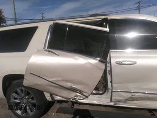 2015 Chevrolet Suburban LTZ with VIN 1GNSKKKC0FR551031, listed as a IAAI auction lot 40694559 with 184,261 mi miles. Bid and sale history available at carsss.com. Image 6.
