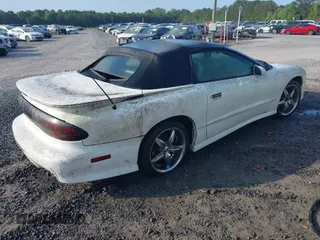 1995 Pontiac Firebird Trans Am z VIN 2G2FV32P8S2217647, wystawiony jako IAAI lot #42115118 z przebiegiem 154 499 mil mil oraz . Historia ofert i sprzedaży dostępna na DreamBid. Obrazek 4.
