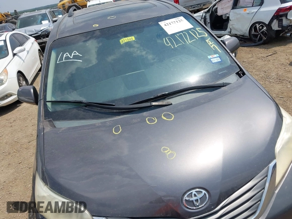 2012 Toyota Sienna XLE AAS z VIN 5TDYK3DC3CS240342, wystawiony jako IAAI lot #42172125 z przebiegiem 244 483 mil mil oraz . Historia ofert i sprzedaży dostępna na DreamBid. Obrazek 6.